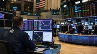 Dow Jones Holds Steady as Investors Favor Defensive Blue-Chip Stocks